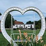 Holiday home Mammaloewagen Super De Luxe, Prive Hottub En Zwembad *